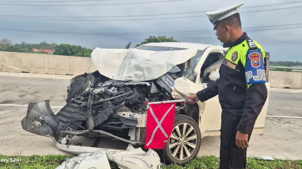 Petugas kepolisian melakukan penyelidikan kecelakaan di Tol Paspro, Kamis 12 Desember 2024. (Foto: Istimewa)