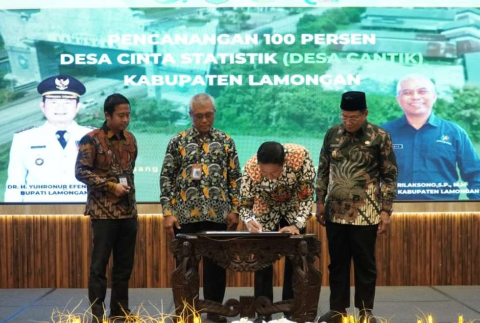 Bupati Lamongan Yuhronur Efendi menandatangani pencanangan Program 100 Persen Desa Cantik (Foto: Istimewa)