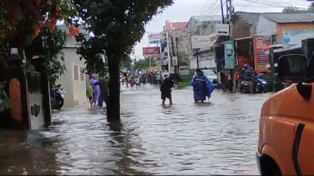 Kondisi banjir di Jalan Kaliurang, Jember (Foto: Rusdi/Ngopibareng.id)