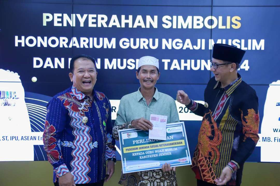 Bupati dan Wakil Bupati Jember Hendy-Gus Firjaun saat memberikan honorarium guru ngaji secara simbolis. (Foto: Diskominfo Jember)