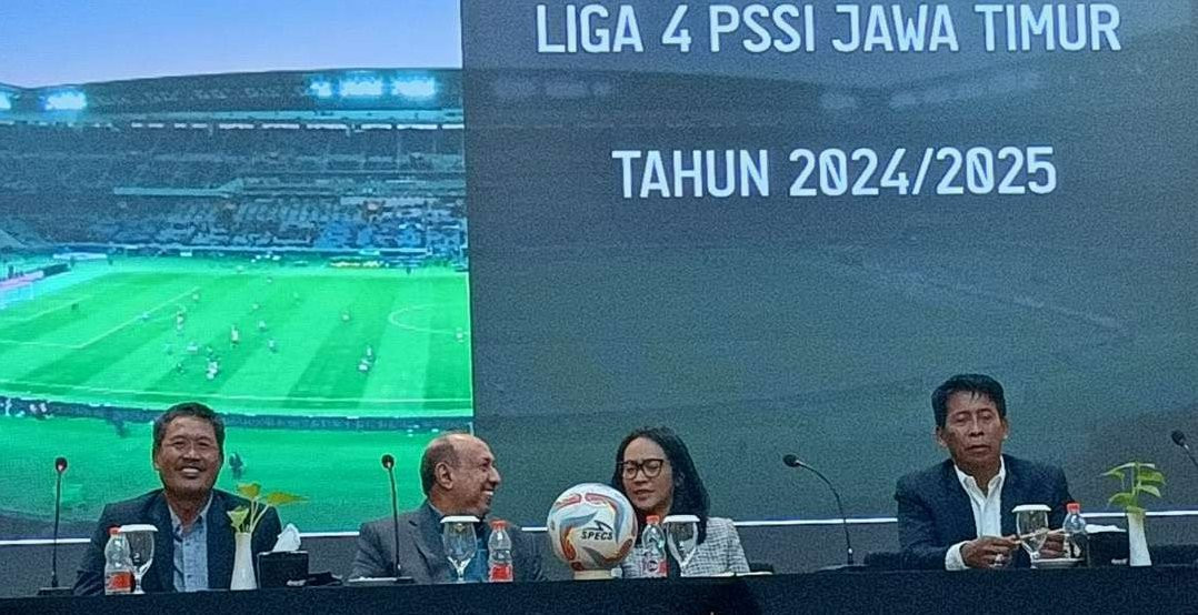 Para pengurus Asprov PSSI Jatim dalam acara manager meeting Liga 4 Jatim, Kamis 12 Desember 2024. (Foto: PSSI Jatim)