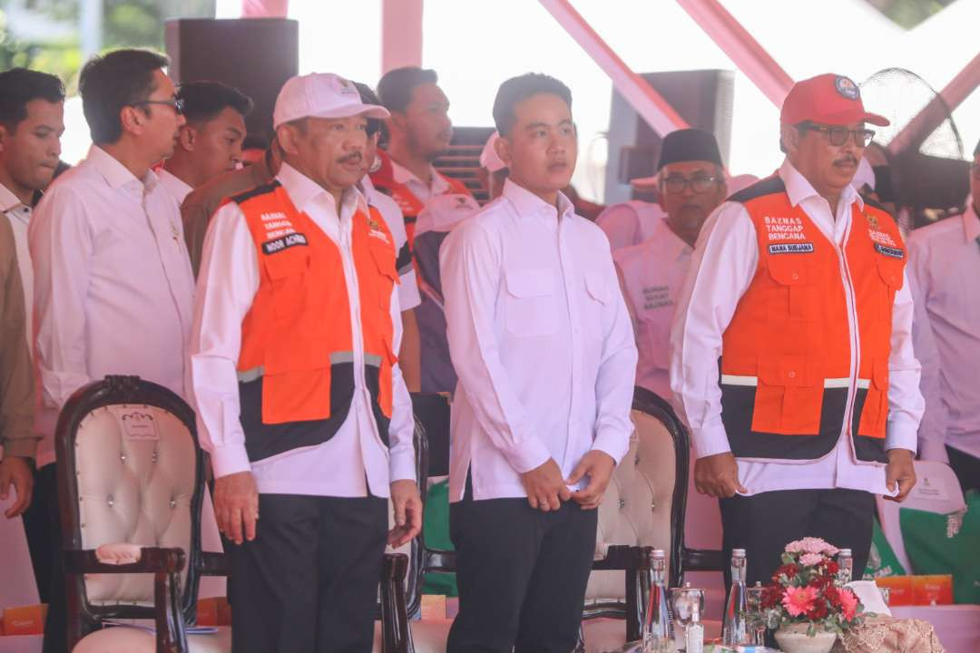 Pj Gubernur Jawa Tengah, Nana Sudjana, mendampingi Wakil Presiden RI Gibran Rakabuming di acara Apel Kesiapsiagaan Badan Amil Zakat Nasional RI. (Foto: Dok Prov Jateng)