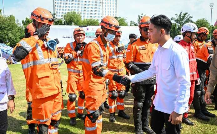 Wakil Presiden Gibran Rakabuming Raka selaku pembina Apel Kesiapsiagaan BAZNAS menyalami peserta apel. (Foto: Setwapres).