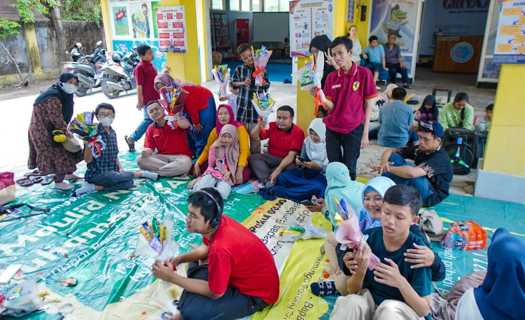 Antusias anak-anak spesial di Sidoarjo saat membuat Snack Bucket (Foto: Aini/Ngopibareng.id)