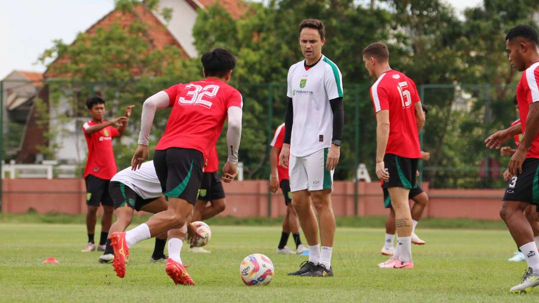 Pelatih Persebaya, Paul Munster saat memimpin latihan tim. (Foto: Fariz Yarbo/Ngopibareng.id)