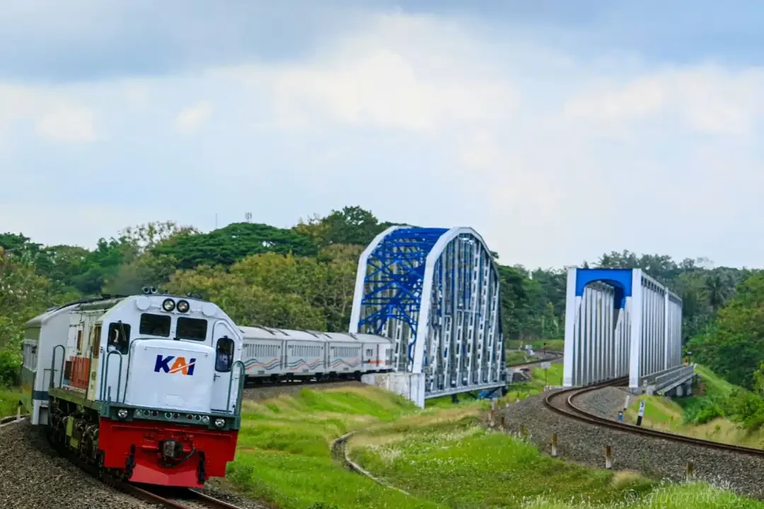 Kereta Api jalur utara Jakarta-Semarang tanpa transit yang kini digagas PT KAI, mulai 9 Desember 2024 lalu. (Foto: ptkai)