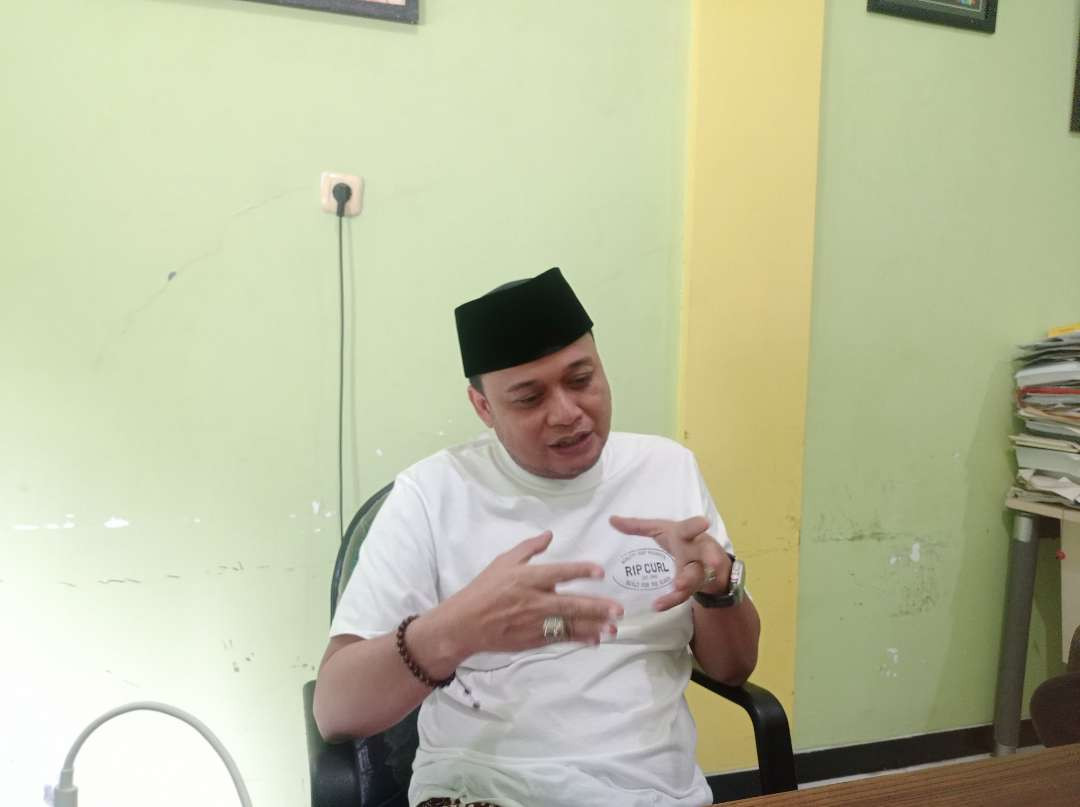 Ketua DPC PKB Jember Ayub Junadi menyayangkan pernyataan Bupati Hendy tentang kenaikan honor guru ngaji yang tidak mengacu kepada data (Foto: Rusdi/Ngopibareng.id)