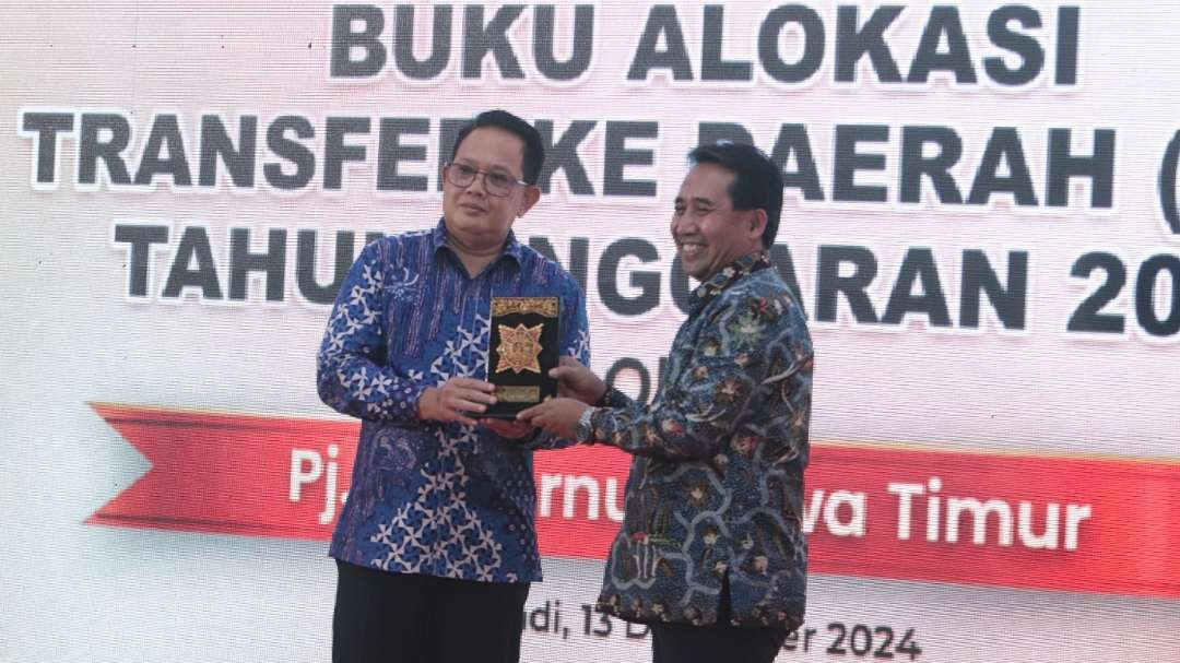 Pj Gubernur Jatim, Adhy Karyono (kiri) bersama Kakanwil Dirjen Perbendaharaan Jatim Didik Choirul. (Foto: Fariz Yarbo/Ngopibareng.id)