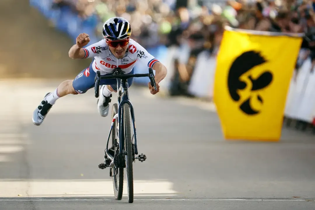 Tom PIdcock, pembalap yang berasal dari tim Ineos-Grenadiers dan menggunakan sepeda Pinarello ini sudah menandatangani kontrak dengan tim Q36.5 Pro Cycling. (Foto: Istimewa)