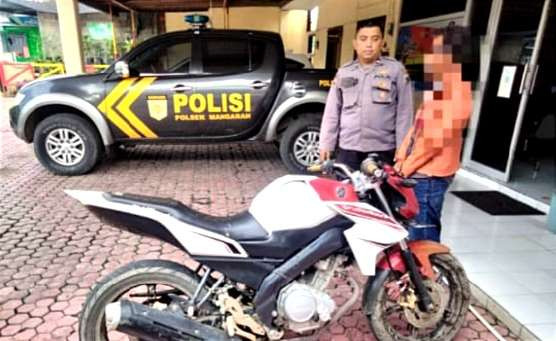 Pelsku begal paha siswi SMP di Situbondo dan barang bukti sepeda motor diamankan Polsek Mangaran Situbondo.(Foto: Humas Polres Situbondo)