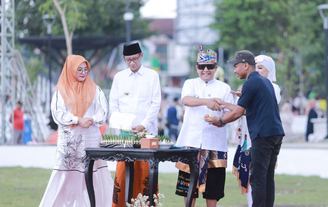 Bupati Jember Hendy Siswanto bersama Wakil Bupati Jember Gus Firjaun, saat melakukan reaktivasi Alun-alun Jember, Jawa Timur. (Foto: Rusdi/Ngopibareng.id)