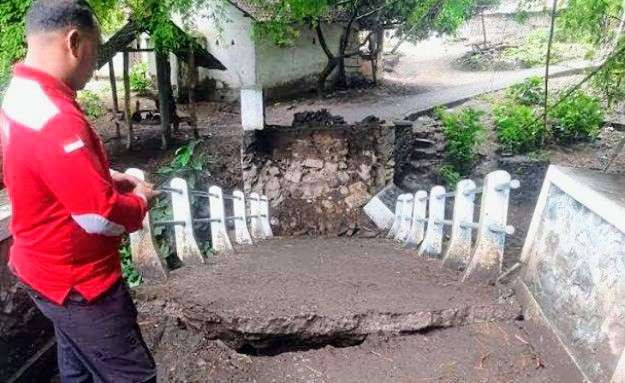 Anggota BPBD Situbondo mengecek jembatan ambles penghubung dua desa di Kecamatan Kapongan, Sabtu 14 Desember 2024. (Foto: Dokumentasi BPBD Situbondo)