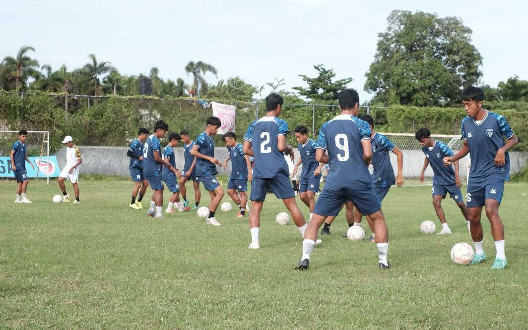 Para pemain Persewangi berlatih di lapangan AIL pada Jumat Sore (foto : istimewa)