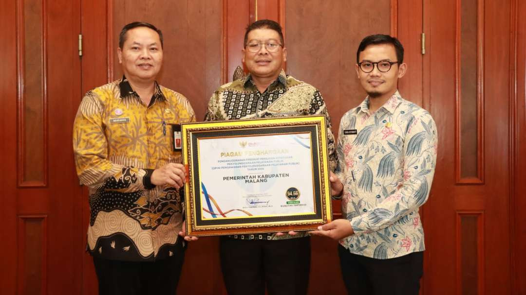 Wakil Bupati Malang, Didik Gatot Subroto (tengah) menerima penghargaan dari Ombudsman RI (Foto: Pemkab Malang)