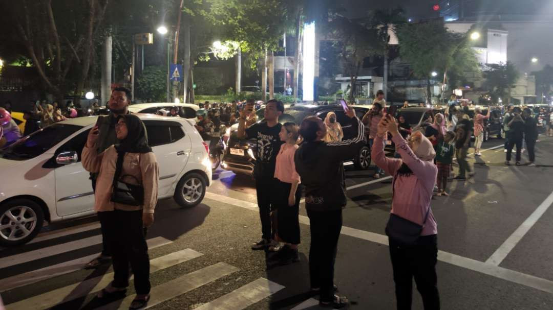 Masyarakat banyak turun dari kendaraan untuk menyaksikan momen pergantian tahun di Surabaya, Senin 1 Januari 2024 dini hari silam. (Foto: Fariz Yarbo/Ngopibareng.id)