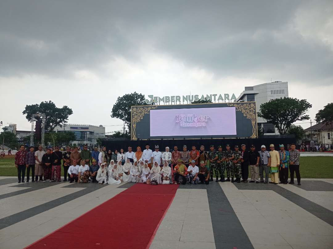 Bupati Jember Hendy Siswanto berfoto bersama usai reaktivasi Alun-Alun Jember Nusantara (Foto: Rusdi/Ngopibareng.id)