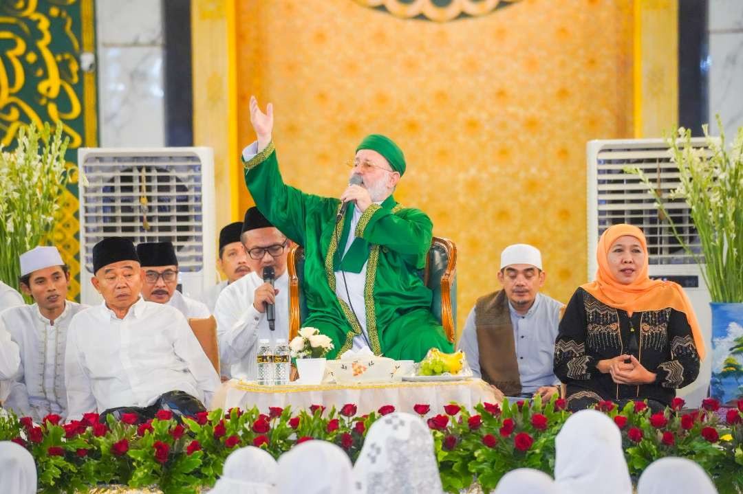 Syekh Assayyid Prof Dr Muhammad Fadhil Al Jailani kembali mengisi Kajian Tafsir Al Jailani di Masjid Nasional Al Akbar Surabaya, Jumat 13 Desember 2024 malam. (Foto: Istimewa)