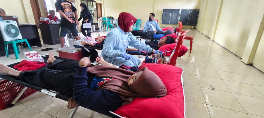 Bantu sesama, warga PSHT (Persaudaraan Setia Hati Terate) ranting Kecamatan Pesantren menggelar kegiatan bakti sosial donor darah. (Foto: Fendhy Lesmana/Ngopibareng.id)