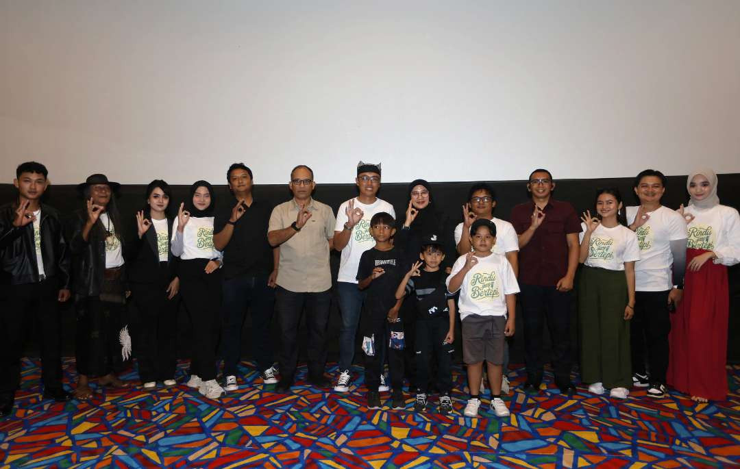 Bupati Banyuwangi, Ipuk Fiestiandani dan Forkopimda bersama produser dan artis pendukung film Rindu Yang Bertepi. (Foto: Istimewa)