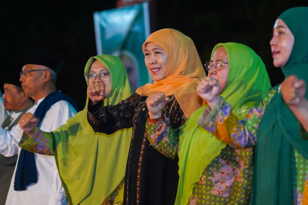 Ketua Umum PP Muslimat NU Khofifah Indar Parawansa saat hadir di Khotmil Quran dan Gebyar Shalawat yang mengangkat tema Merekatkan Hati Merawat Negeri di halaman Siak Bermadah Kabupaten Siak Riau, Sabtu 14 Desember 2024 malam.(Foto: Istimewa)