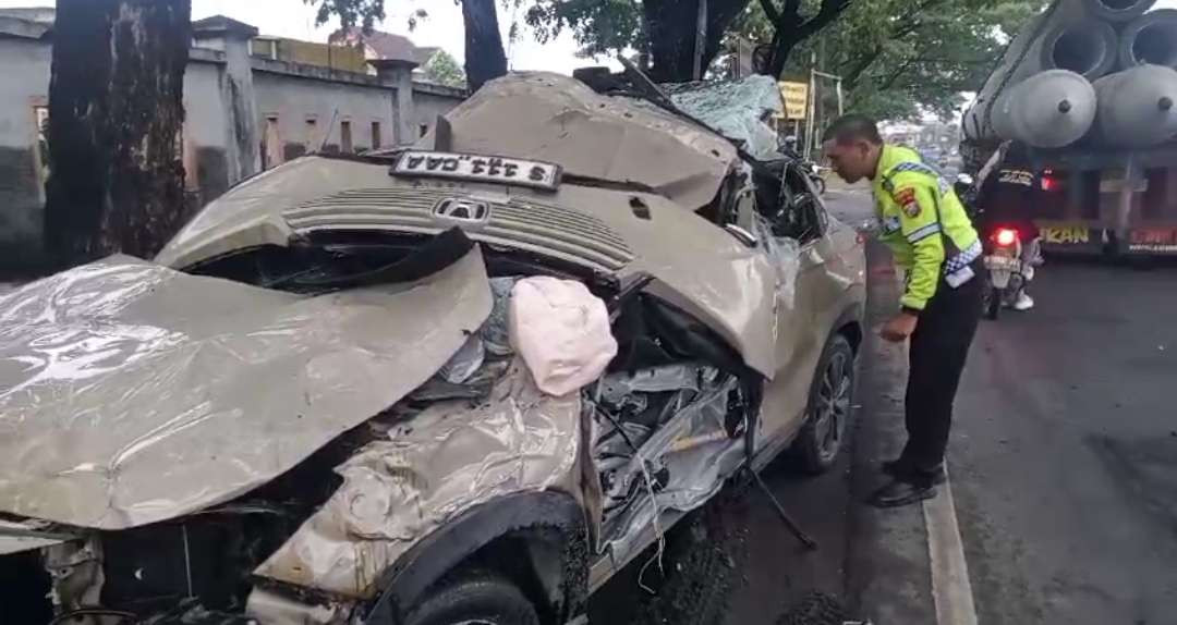 Kondisi Honda Brio setelah diderek petugas. (Foto: Istimewa)