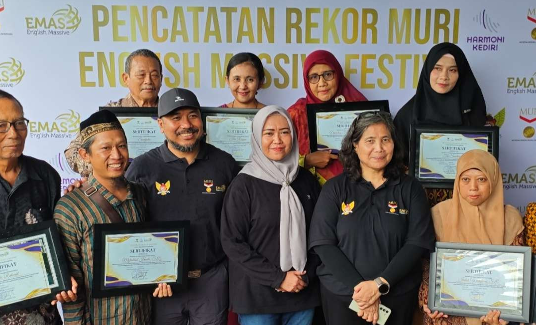 Kepala Dinas Pendidikan Anang Kurniawan mendampingi Pj Wali Kota Kediri Zanariah di Acara English Massive Festival 2024. (Foto: Fendhy Lesmana/Ngopibareng.id)