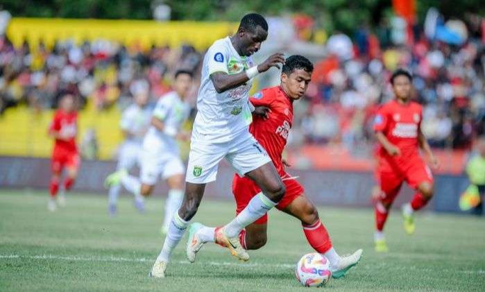 Semen Padang dan Persebaya Surabaya bermain imbang 0-0 dalam laga pekan ke-15 Liga 1 2024/2025 di Stadion H Agus Salim, Minggu, 15 Desember 2024. (Foto: Persebaya)