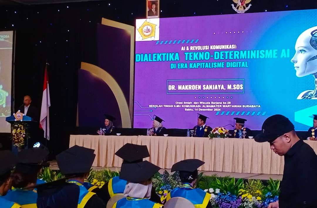 Acara Wisuda XVIII Stikosa AWS yang berlangsung di Dyandra Covention Hall, Jl Basuki Rahmat Surabaya, Sabtu 14 Desember 2024 pagi.(Foto: M Anis/Ngopibareng.id)