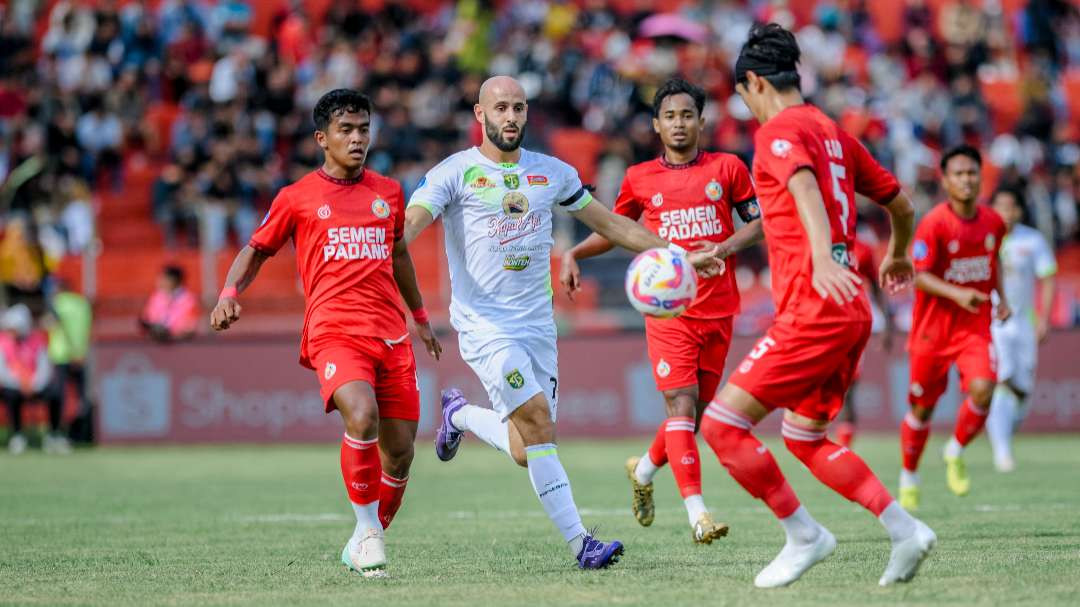 Pemain Persebaya, Moh Rashid dikepung pemain Semen Padang. (Foto: Persebaya)