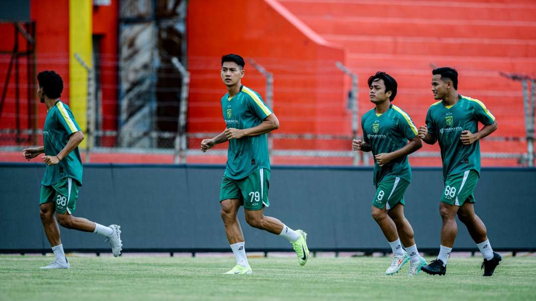 Pemain Persebaya saat melakukan latihan di Stadion H Agus Salim, Padang. (Foto: Persebaya)