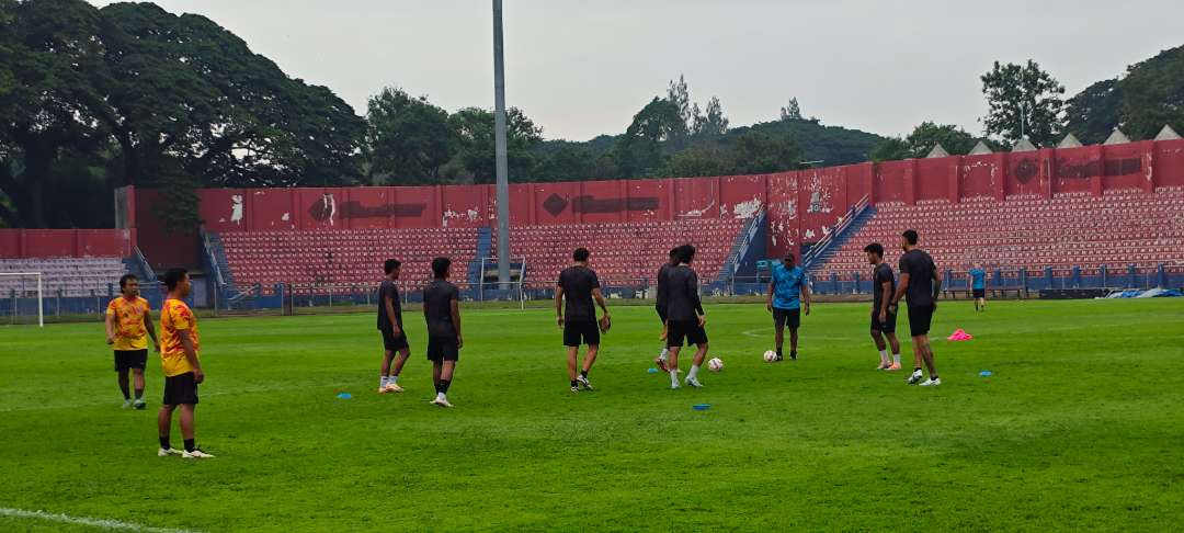 Arema FC menjajal Stadion Brawijaya Kediri jelang Derby Jatim lawan Persik Kediri. (Foto: Fendi Lesmana/Ngopibareng.id)