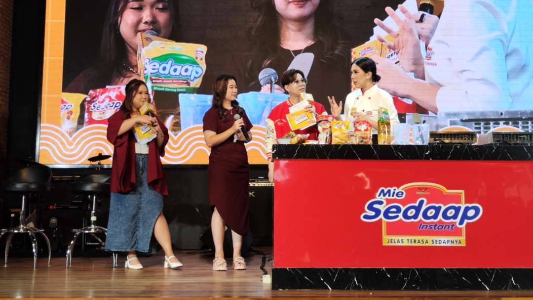 Chef Devina Hermawan (kanan) saat melakukan demo masak dalam kegiatan Pesta Mie Goreng ala Chef Devina di Food Society Pakuwon Mall, Surabaya, Minggu 15 Desember 2024. (Foto: Fariz Yarbo/Ngopibareng.id)