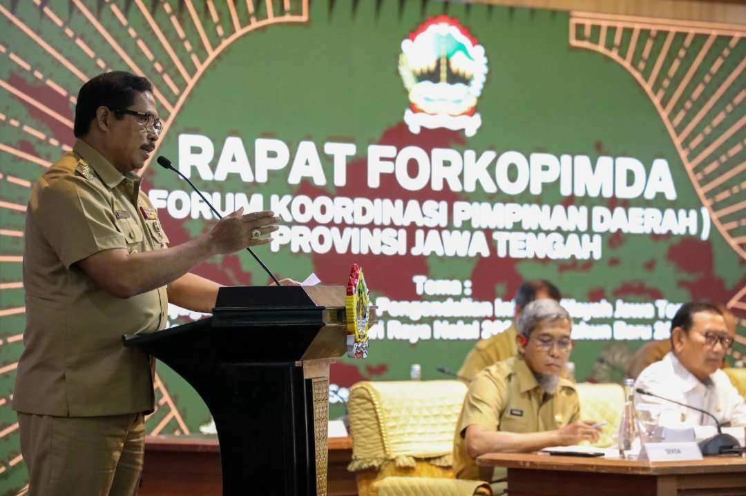 Pj Gubernur Jateng, Nana Sudjana saat Rapat Koordinasi, Forum Koordinasi Pimpinan Daerah (Forkopimda) Provinsi Jawa Tengah dan kabupaten/kota, di Gedung Gradhika Bhakti Praja, Kota Semarang, Senin, 16 Desember 2024. (Foto: Istimewa)