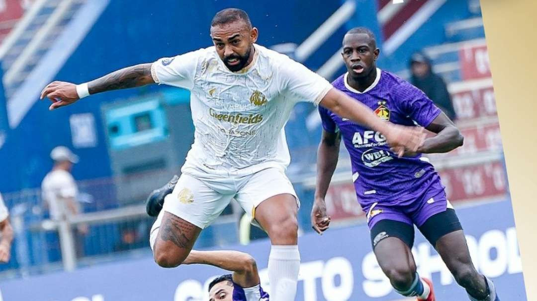 Dalberto (putih) gagal menjebol gawang Persik (Foto: Arema FC)