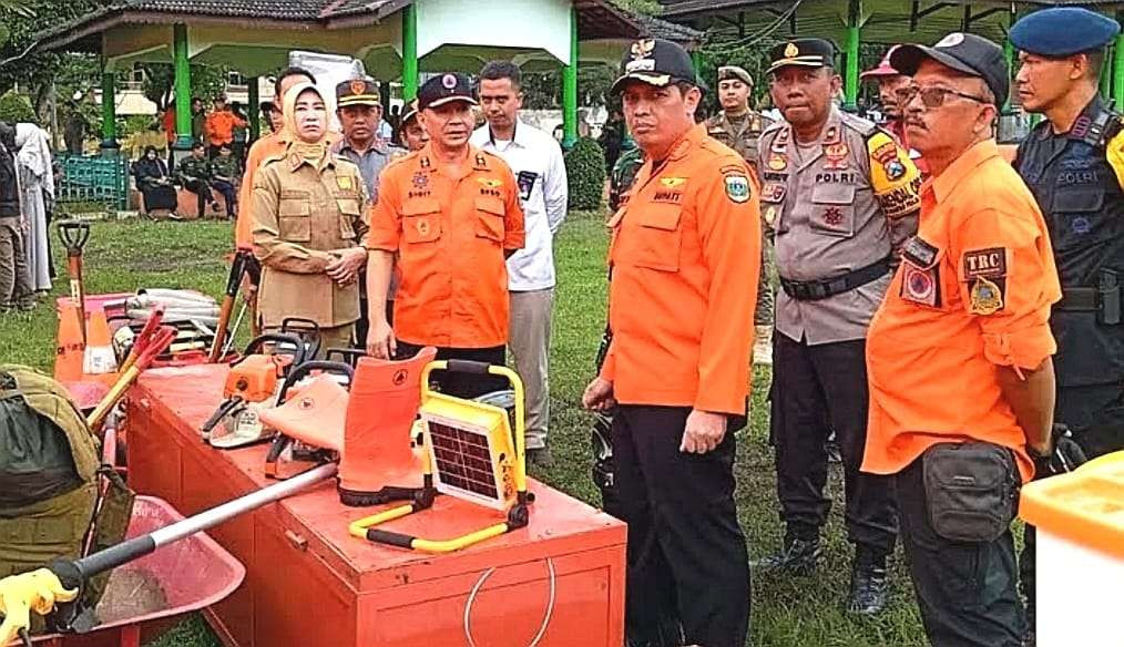 Pj Bupati Bondowoso yang juga Kepala Dispora Jatim, M.Hadi Wawan Guntoro meninjau kesiapan peralatan penanganan bencana didampingi Kalaksa BPBD Bondowoso, Sigit Purnomo. (Foto: Guido/Ngopibareng.id)