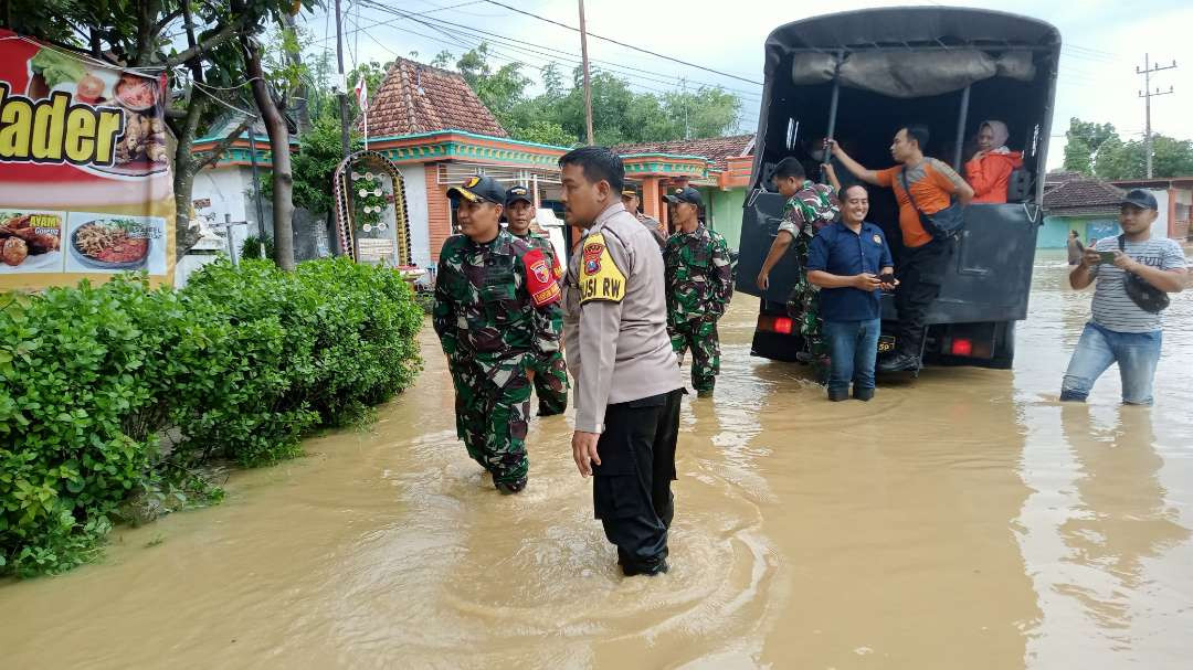 Dandim Tuban, Letkol Inf Dicky Purwanto meninjau lokasi banjir di Desa Brangkal, Kecamatan Parengan, Tuban. (Foto: Khoirul Huda/Ngopibareng.id)