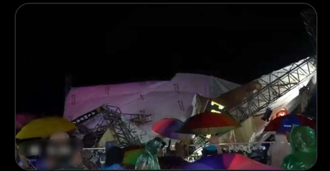 Atap ambruk menutupi panggung. (Foto: Tangkapan layar video)
