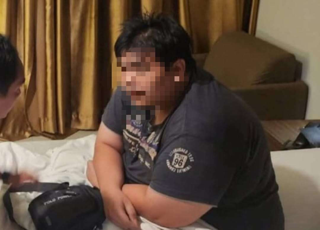 GSH, anak pemilik toko roti di Cakung aniaya karyawati ditangkap di sebuah kamar hotel di Sukabumi, Jawa Barat, Senin 16 Desember 2024 dini hari. (Foto: Tangkapan layar video)