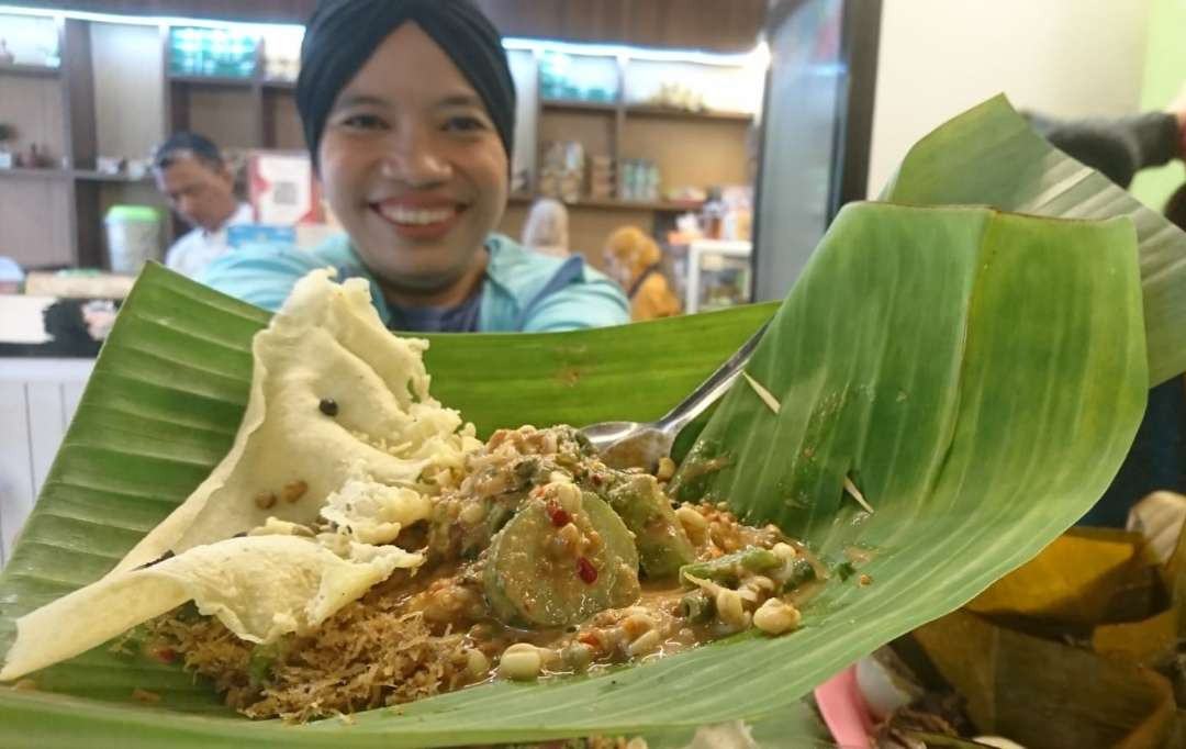 Spincuk nasi pecel Yu Gembrot di Madiun. (Foto: Dyah Ayu Pitaloka/Ngopibareng.id)