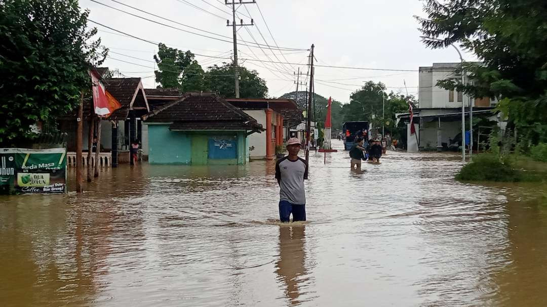 Banjir akibat luapan Kali Kening di Kecamatan Parengan, Tuban (Khoirul Huda/Ngopibareng.id)