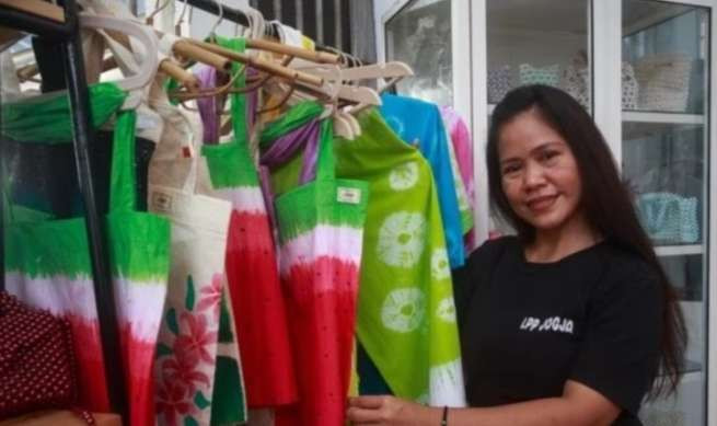 Terpidana mati kasus penyelundupan narkoba asal Filipina, Mary Jane Fiesta Veloso, memperlihatkan karyanya kain batik yang dipelajari selama di Lapas Perempuan IIB Yogyakarta, Wonosari, Gunungkidul, Yogyakarta. (Foto: Istimewa)