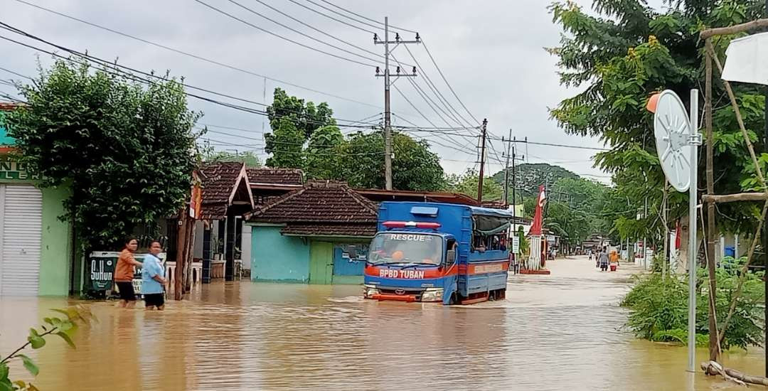 Truk BPBD Kabupaten Tuban melintasi jalan yang terendam banjir di Desa Brangkal, Kecamatan Parengan. (Foto: Khoirul Huda/Ngopibareng.id)