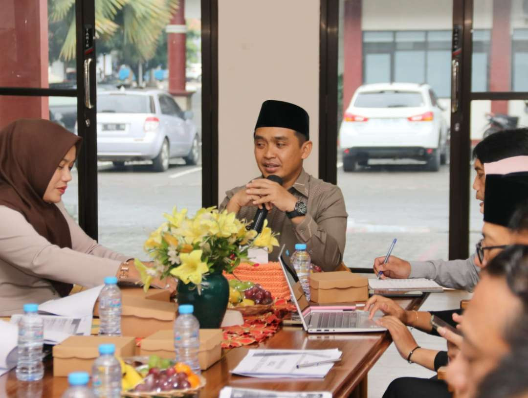 Plt. Wali Kota Pasuruan, Adi Wibowo (Mas Adi), menyoroti potensi pengembangan QRIS (Quick Response Code Indonesian Standard) sebagai metode pembayaran yang lebih luas. (Foto: Humas Pemkot Pasuruan)