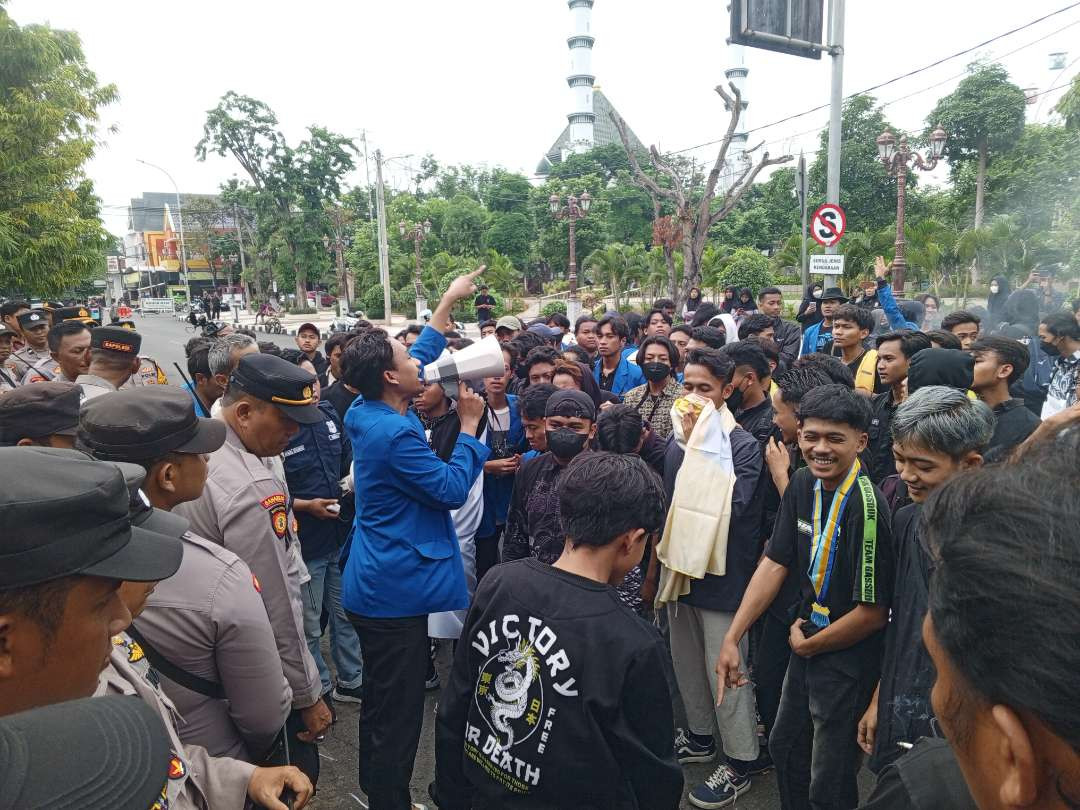 Mahasiswa PMII Lamongan demo tuntut penghapusan dana bansun. (Foto: Imron Rosidi/ngopibareng.id)