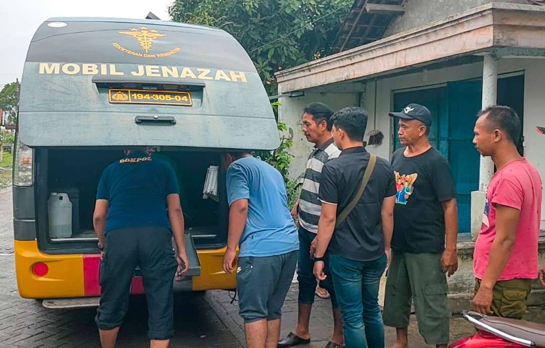 Proses evakuasi jenazah pria lansia diduga korban pembunuhan anak kandungnya sendiri. (Foto: Aini/Ngopibareng.id)