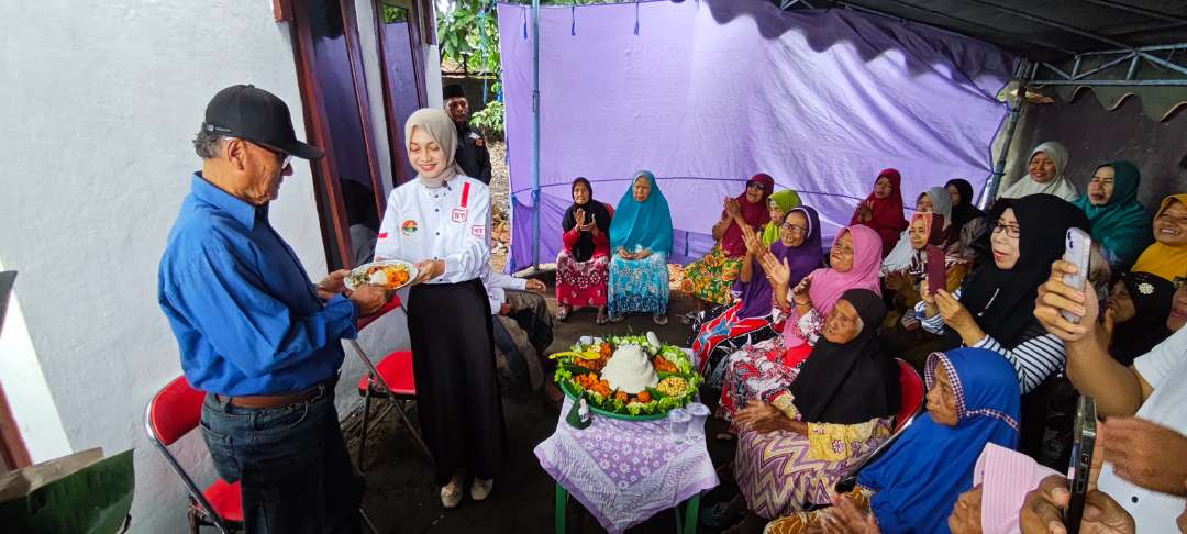 Ketua harian relawan suket teki sekaligus Walikota Kediri Vinand Prameswati hadir acara syukuran serah terima kunci bedah rumah (Foto: Fendi Lesmana/ngopibareng. Id)