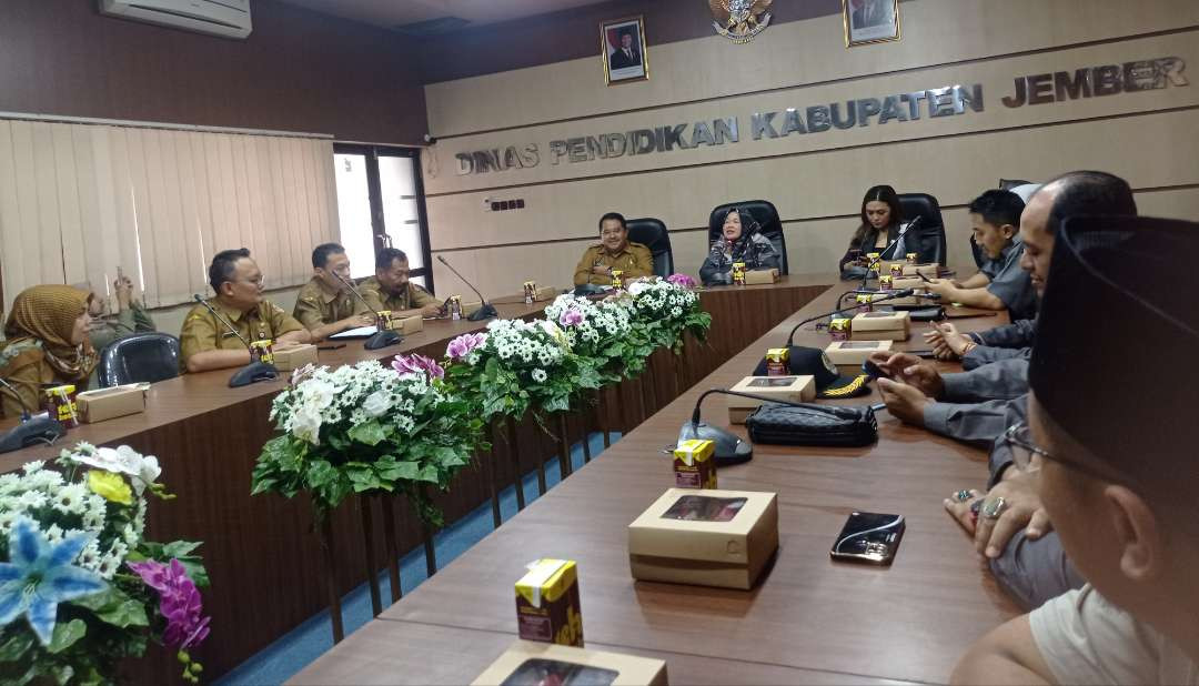 KOMISI D DPRD Jember saat menggelar rapat dengar pendapat di Kantor Dispendik Jember (Foto: Rusdi/Ngopibareng.id)