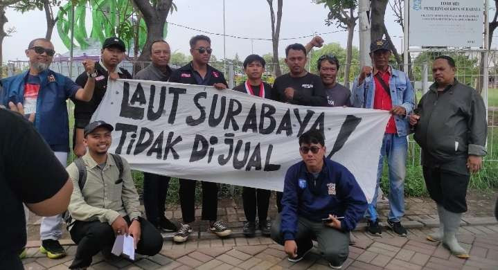 Perwakilan masyarakat nelayan Surabaya menggelar aksi penolakan PSN Surabaya Waterfront Land, hari Sabtu lalu. (Foto: Ngopibareng.Id/Heroe)