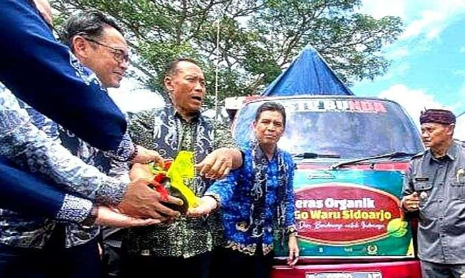 Wamendiktisaintek RI, Fauzan (tengah) melepas pengiriman 8 ton beras organik produksi petani Bondowoso ke Sidoarjo dan Kalimantan. (Foto: Dispertapang Bondowoso)