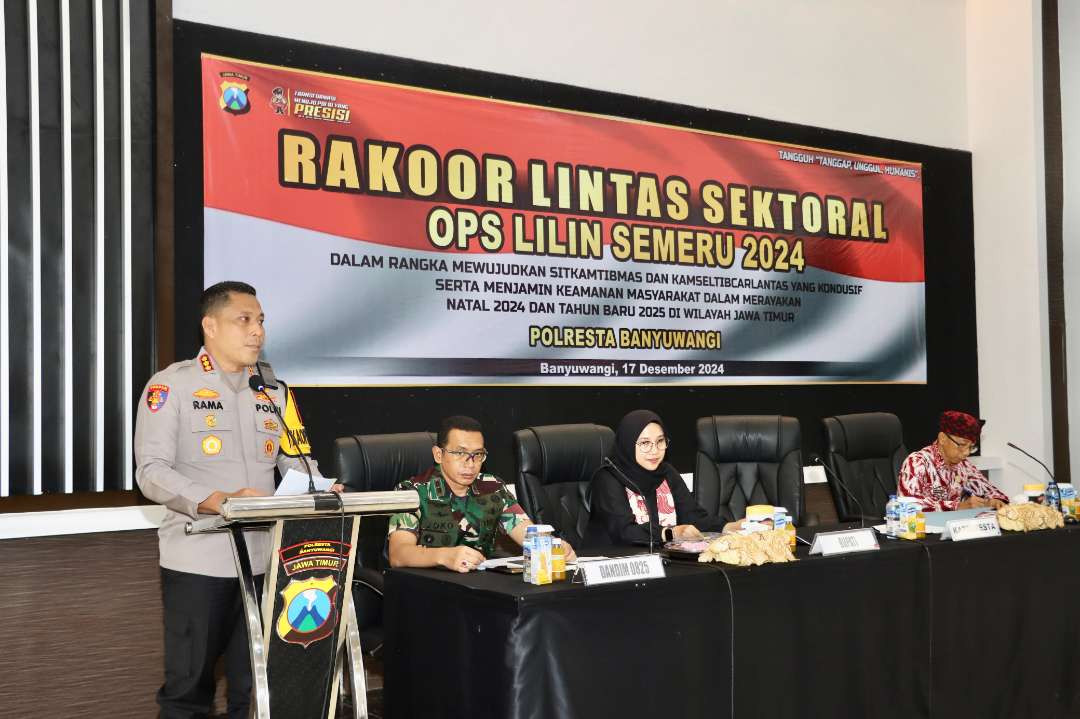 Kapolresta Banyuwangi memberikan pemaparan dalam rakor persiapan pengamanan Nataru. (Foto: Istimewa)